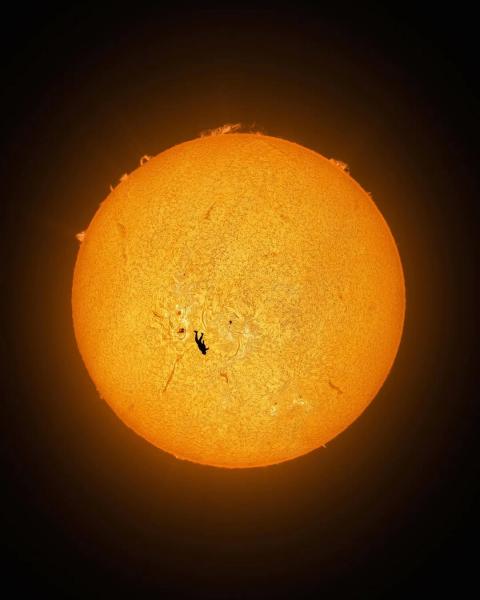 Уникальная астрофотография: парашютист на фоне Солнца