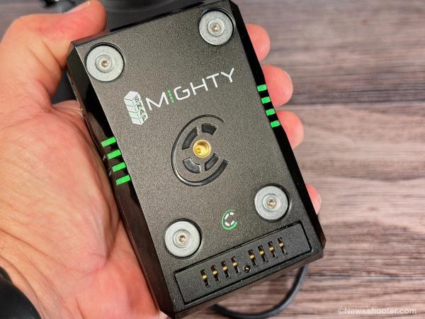 Аккумулятор Core SWX SNAP Mighty 45Wh крепится под камеру на магните