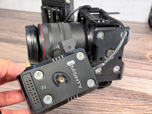 Аккумулятор Core SWX SNAP Mighty 45Wh крепится под камеру на магните