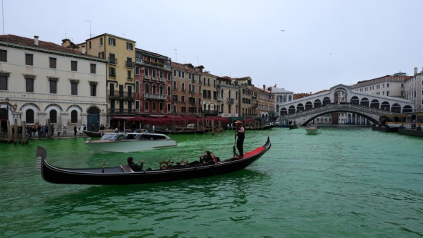 Экоактивисты во&nbsp;главе с Тунберг окрасили воду канала в Венеции в зелёный цвет