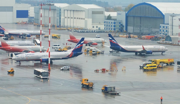 Аэропорты и авиакомпании восстановили режим работы после ночного &laquo;ковра&raquo;