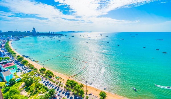 Российские туристы под угрозой депортации после драки на пляже в Паттайе