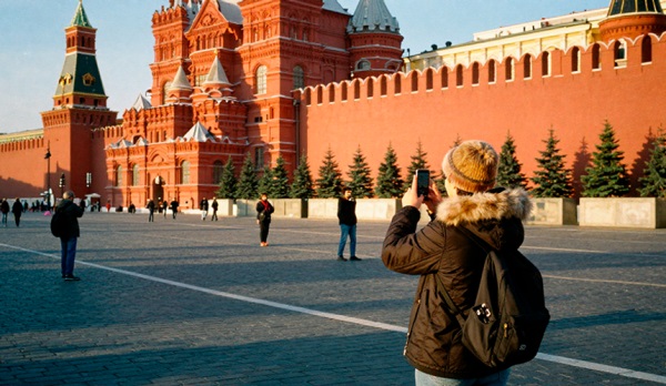 Полиция помешала девушкам отведать красную икру на Красной площади