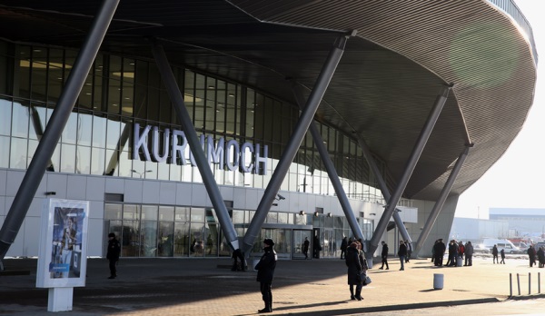 Снегопад и ветер на 15 часов задержали рейс из Самары на Фукуок