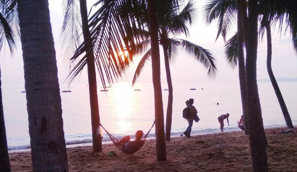 В Паттайе туристы помогают россиянину-бродяге