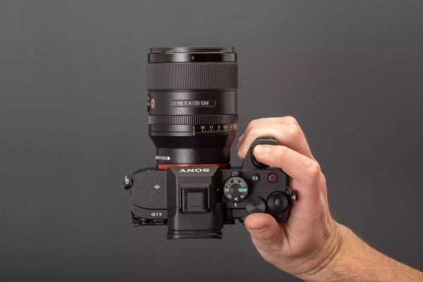 Объективы китайских брендов не работают с Sony A7 V