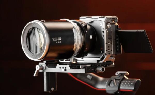 Blazar выпустили портретный анаморфотный объектив