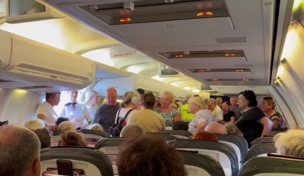 Туристам при вылете из Нячанга предложили освободить место депортированным