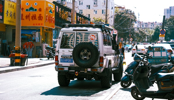 Туристам в Китае разрешили арендовать автомобили по российским водительским удостоверениям