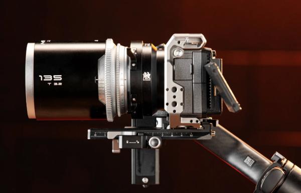 Blazar выпустили портретный анаморфотный объектив